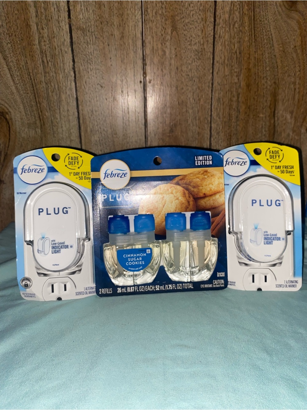 Febreze Plug in scented oil warmer and refill- cinnamon sugar cookies 3 pack